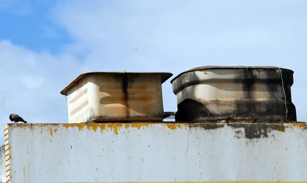 No Brasil, ainda é grande a falta de reservatório de água nas residências populares Foto: Wilson Dias/Agência Brasil