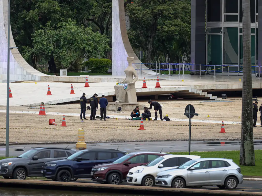 Policiais fazem perícia no corpo de Francisco Wanderley Luiz. Foto: Fabio Rodrigues-Pozzebom/Agência Brasil