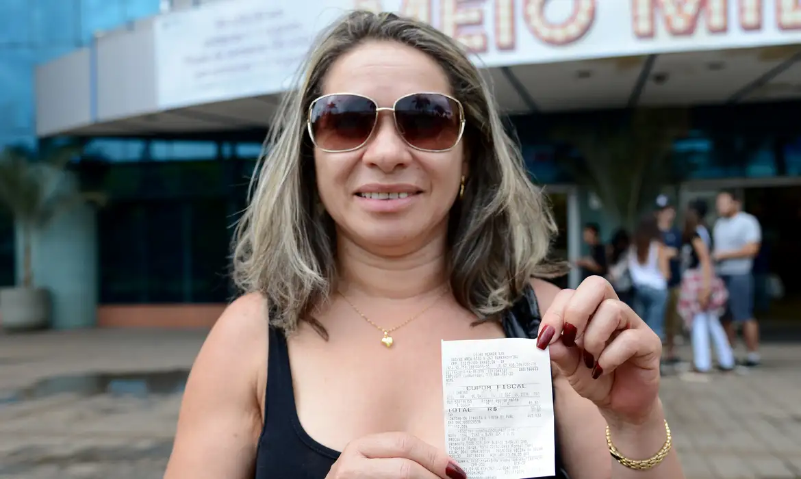 Consumidores concorrem a cada mês 6,7 milhões em prêmios. Foto: Wilson Dias/Agência Brasil