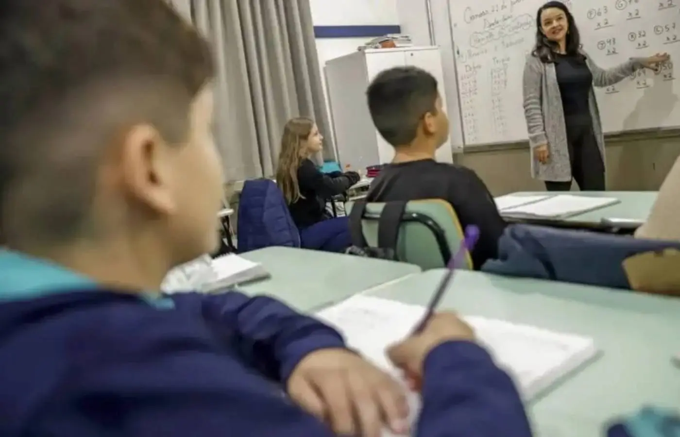 Piso do magistério pode gerar aumento de gastos para municípios com efeito cascata, alerta CNM