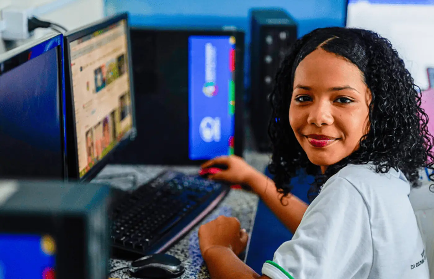 Inclusão digital: Rio de Janeiro recebe 2.790 computadores em 185 pontos de acesso