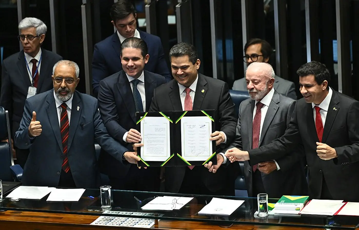 Congresso promulga fim da escala 6x1; CACB alerta para impacto nas empresas