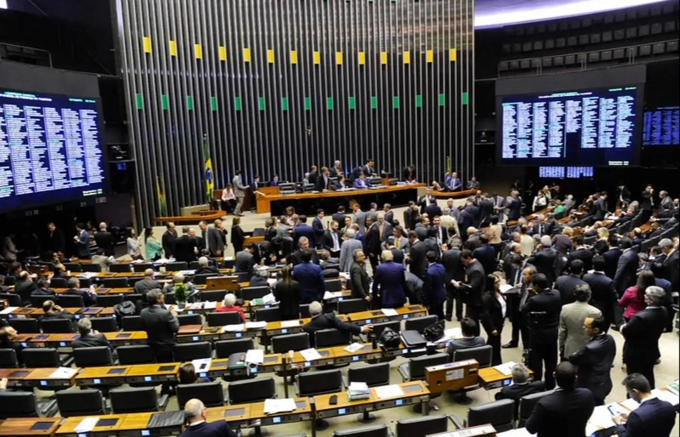 PEC do fim da escala 6x1 é “inadequada e inoportuna”, avalia CNI