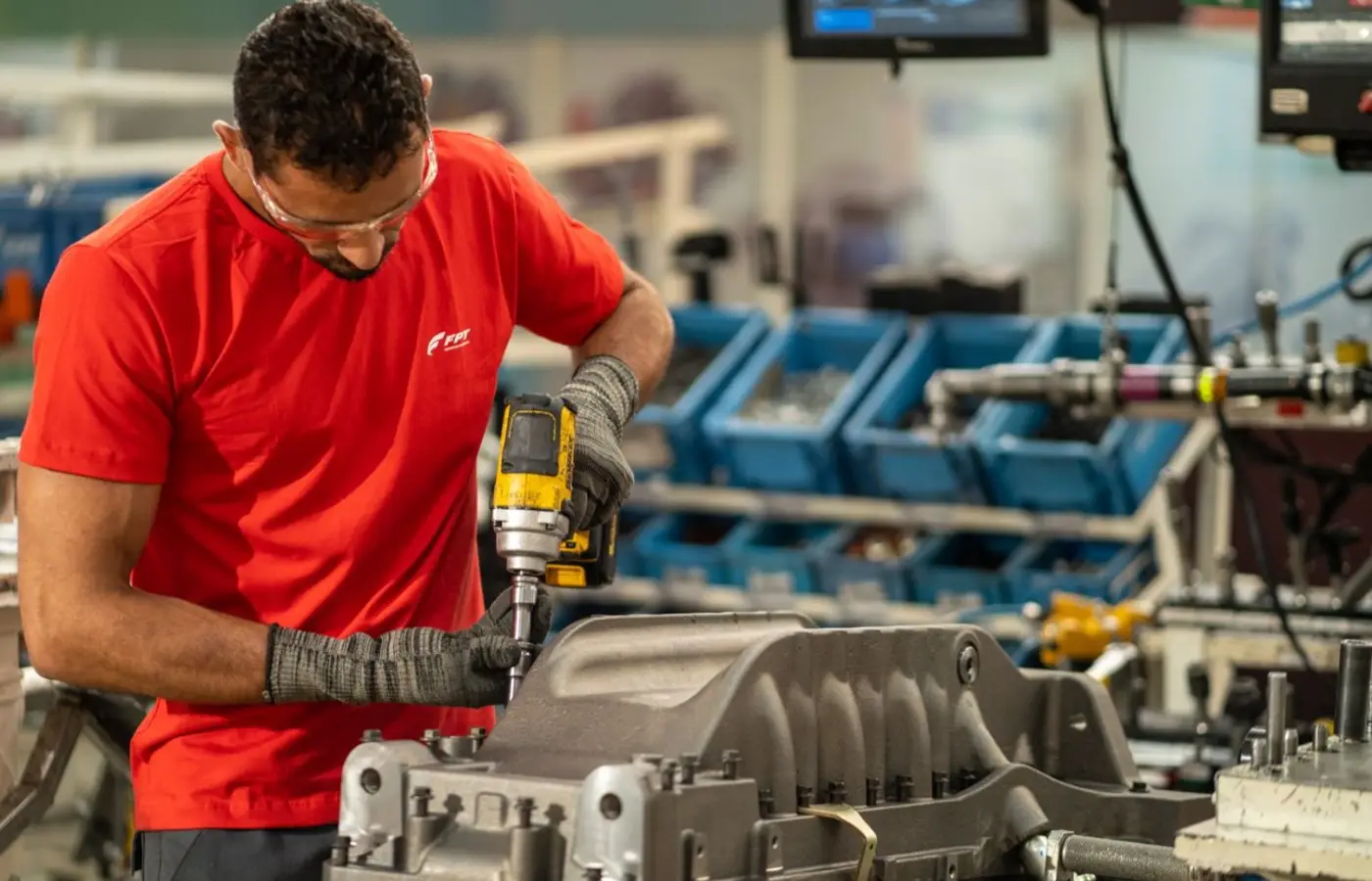 Juros “punitivos”, baixa demanda e alta de importações seguraram indústria em 2025, diz CNI