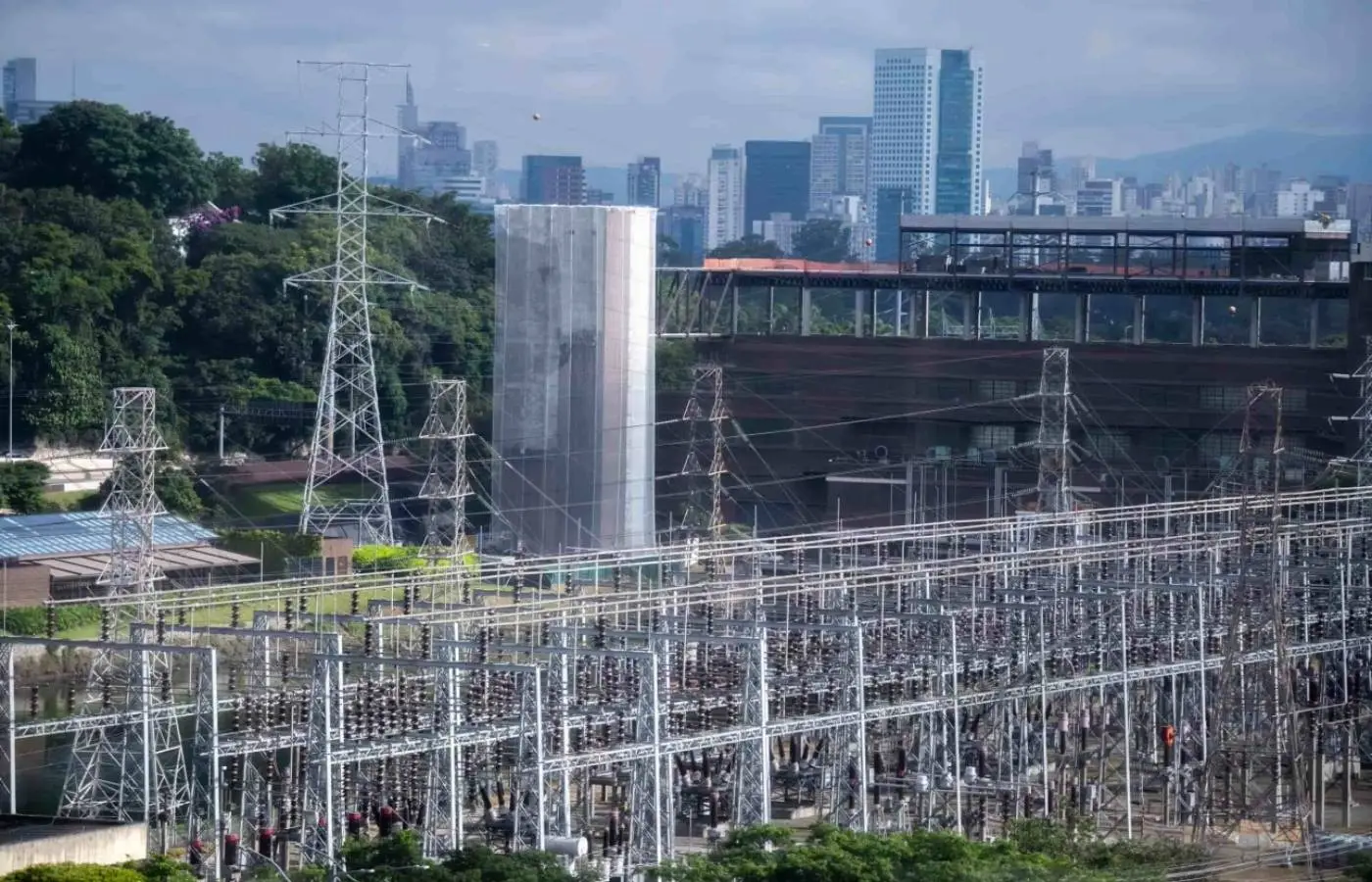 Brasil precisa mais que dobrar investimentos em infraestrutura, aponta CNI