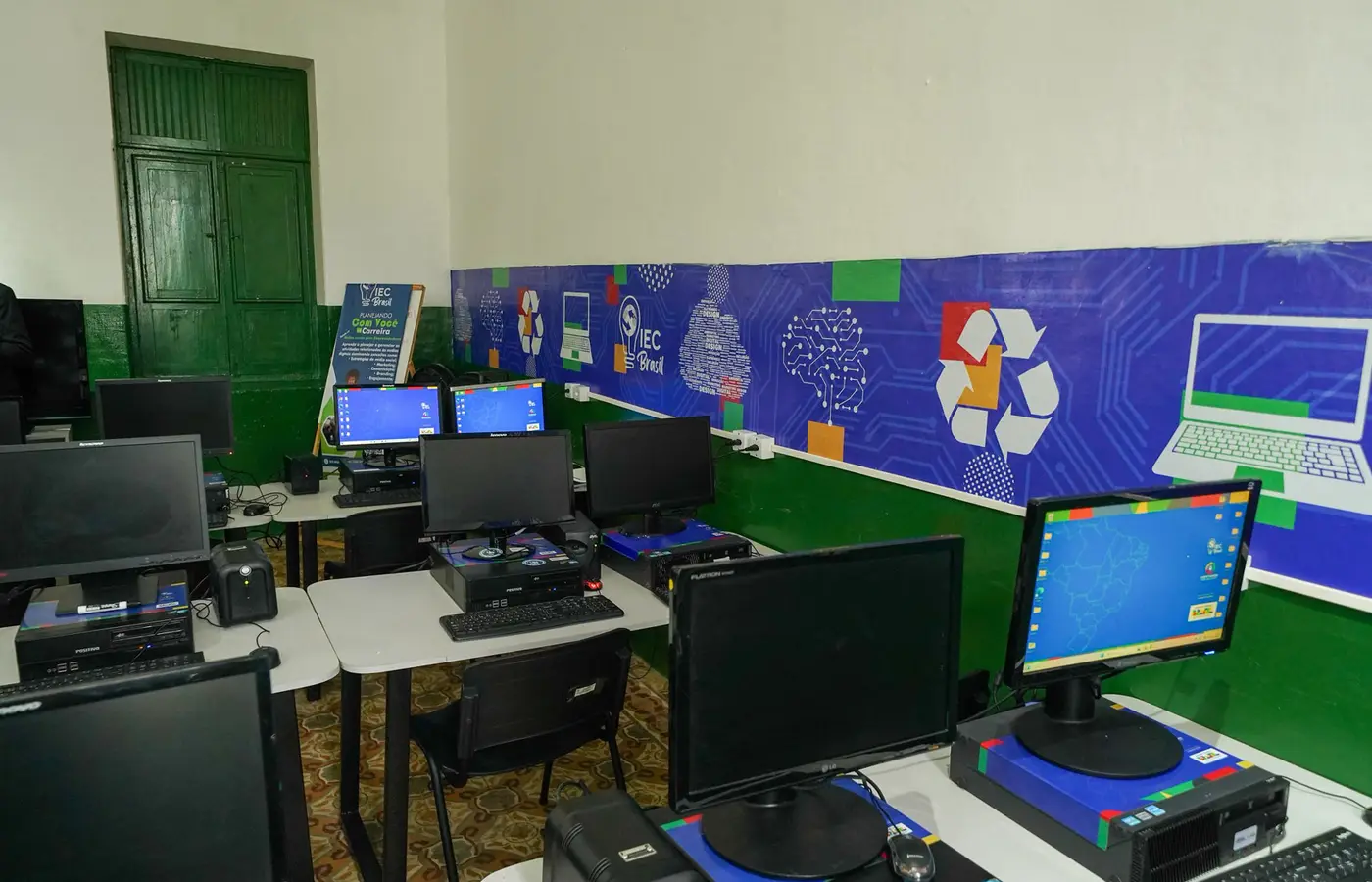 Inclusão digital: Acre recebe 304 computadores em 38 pontos de acesso