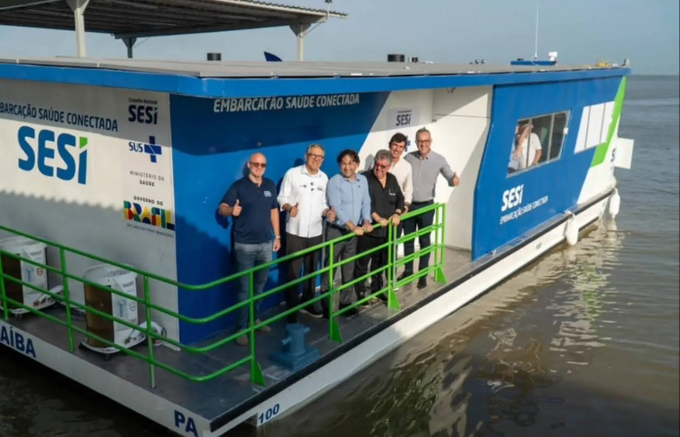 Barco a energia solar oferta serviços de saúde a trabalhadores ribeirinhos da Amazônia