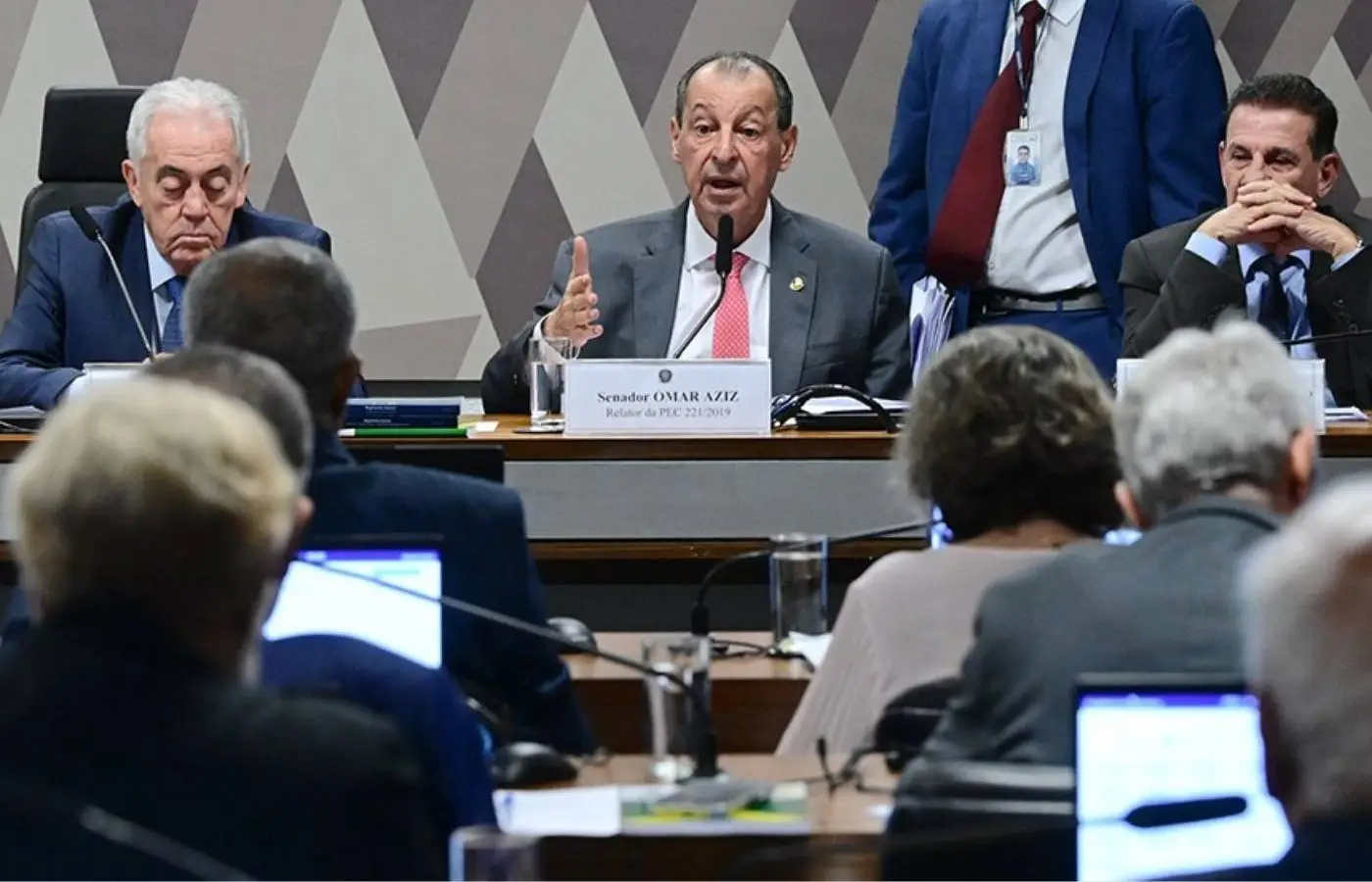 CCJ do Senado aprova proposta que acaba com escala 6x1