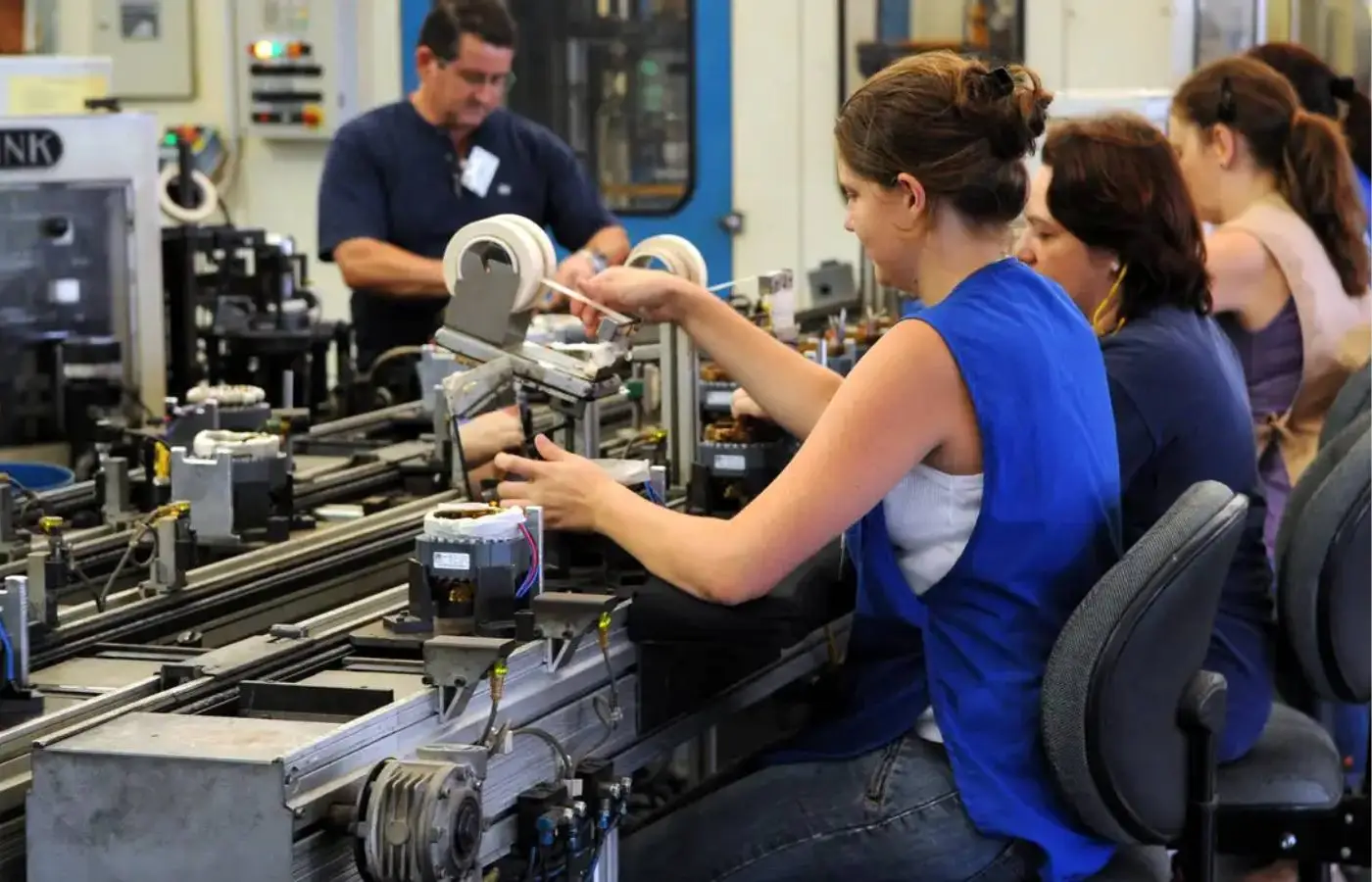 Juros altos restringem acesso ao crédito e reduzem competitividade industrial, aponta CNI