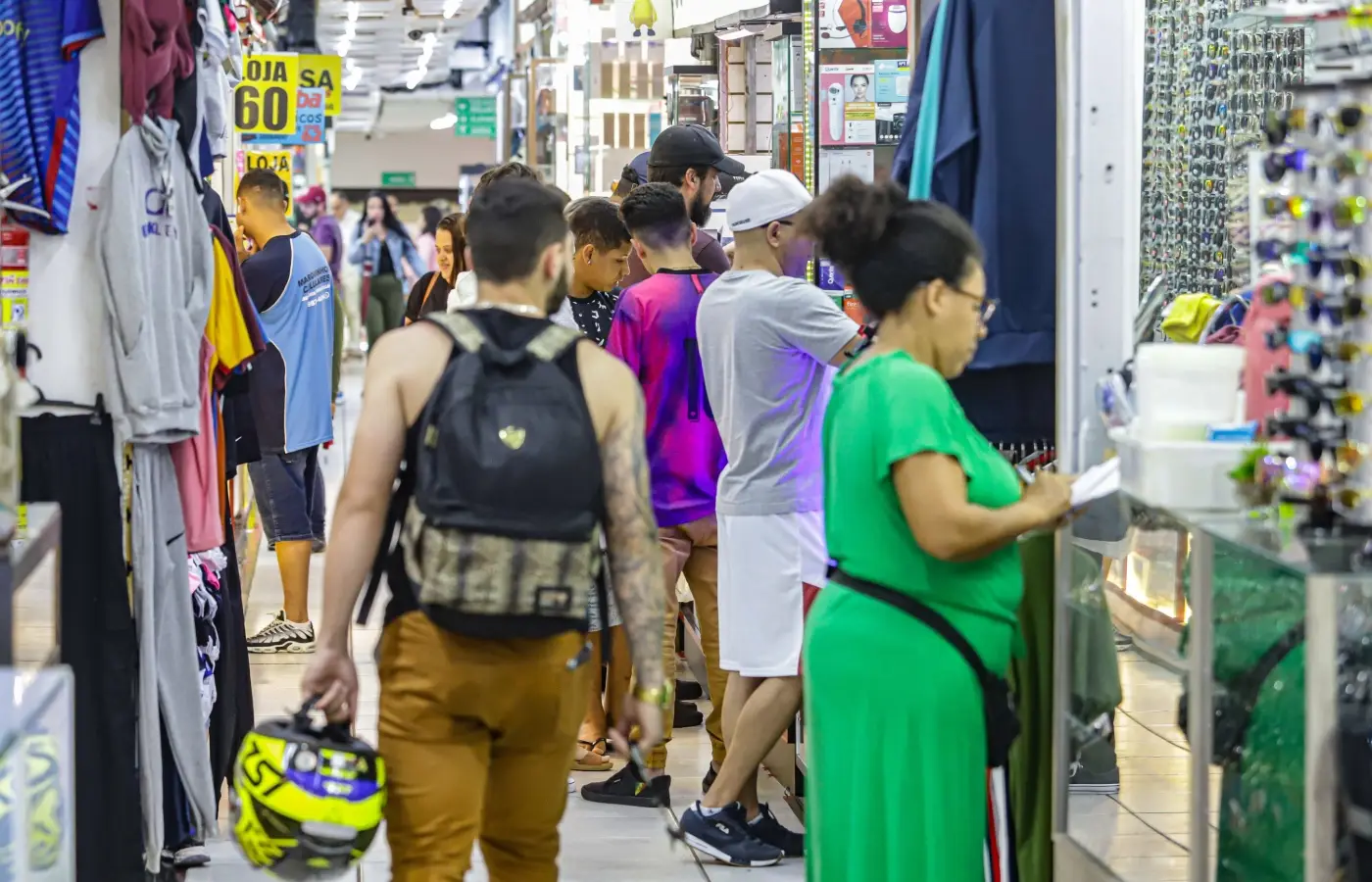 Confiança no comércio volta a avançar em janeiro, segundo FGV IBRE