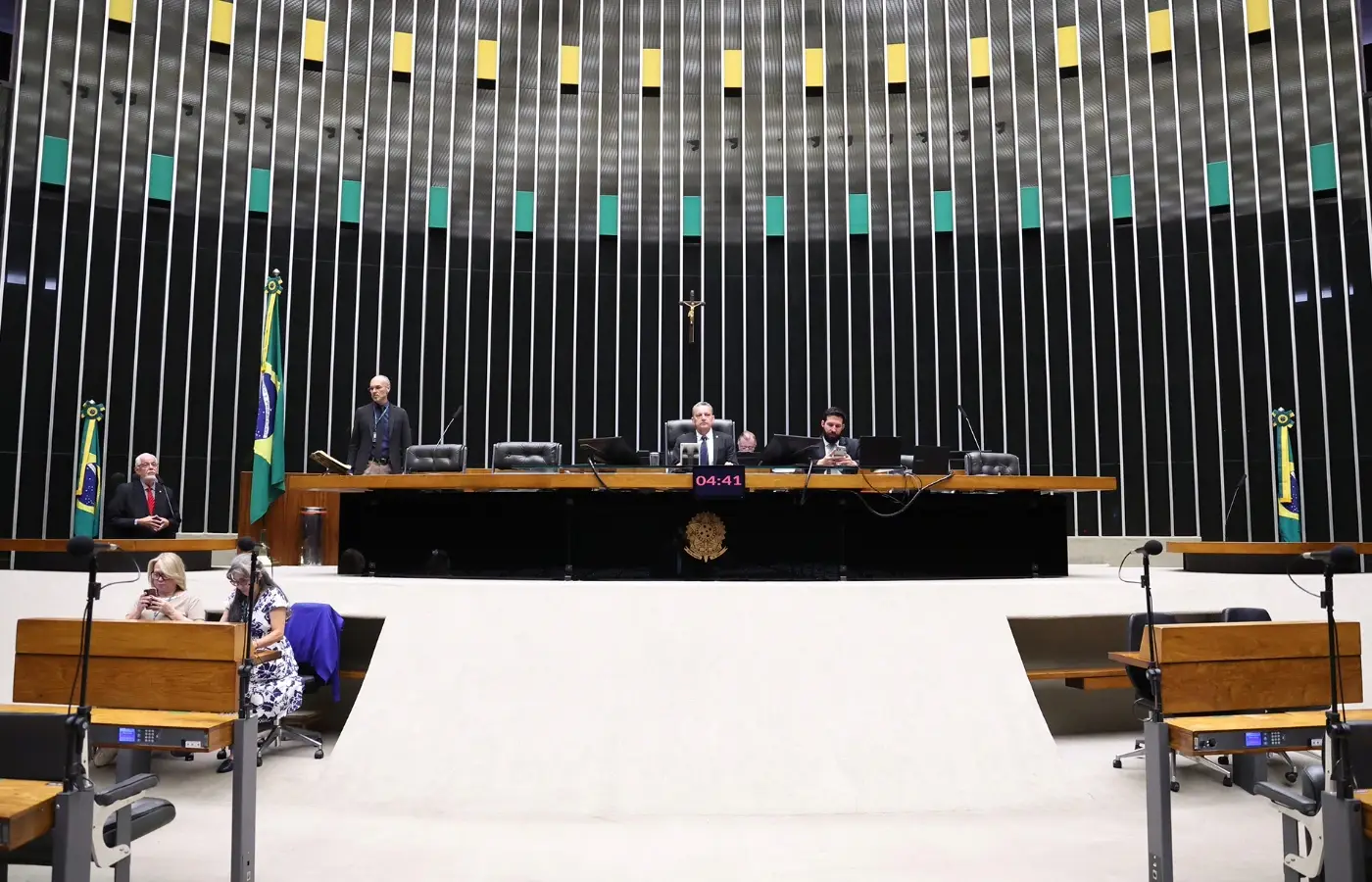 Em meio à análise da redução de jornada, Congresso terá semana esvaziada por feriado