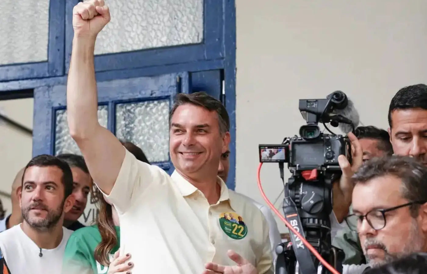 Flávio Bolsonaro lidera 12 de 13 pesquisas e tem 82% de chance de vitória, aponta estudo