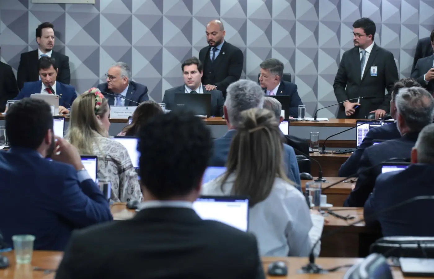 Semana no Congresso começa com indefinição no plenário e protagonismo de comissões