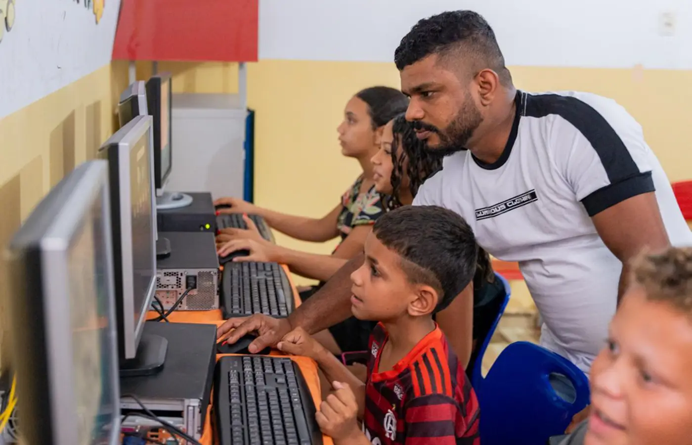 Inclusão digital: Ceará recebe mais de 3,3 mil computadores em 315 pontos de acesso