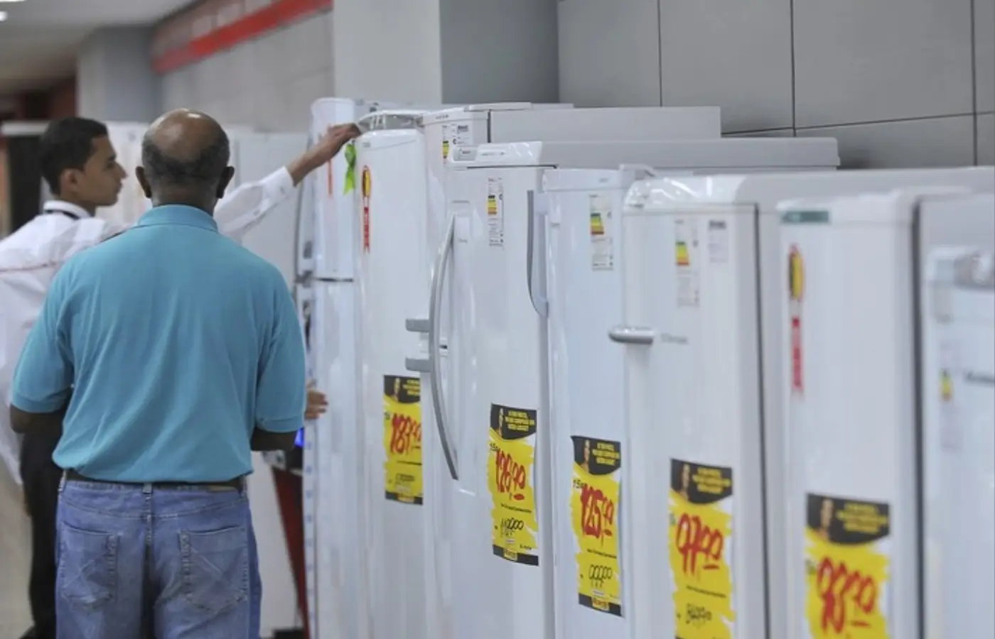 Confiança do comércio inicia 2026 pressionada pela Selic em 15%, aponta CNC