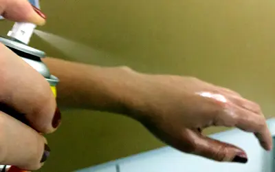 O uso de repelente nas mãos e pés ajuda a afastar o mosquito da dengue     Foto: Arquivo/Juca Varella/Agência Brasil