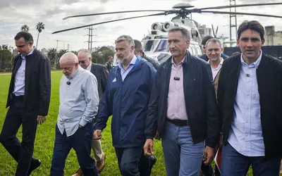 O presidente Lula, ao desembarcar em Porto Alegre, foi acompanhado pelos ministros Waldez Góes e Paulo Pimenta, que chegaram ao estado no sábado: Força-tarefa federal. (Fotos: Ricardo Stuckert/PR) O presidente Lula, ao desembarcar em Porto Alegre, foi acompanhado pelos ministros Waldez Góes e Paulo Pimenta, que chegaram ao estado no sábado: Força-tarefa federal. (Fotos: Ricardo Stuckert/PR)