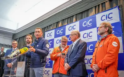 Ministro Waldez, nesta segunda (27), durante a coletiva: "Seguimos no Rio Grande do Sul, prestando nossa solidariedade e todo o apoio necessário para a elaboração dos planos de trabalho e liberação rápida de recursos à população". Retomada da vida (Foto: Joaquim Moura/Ascom/Ministério da Reconstrução).