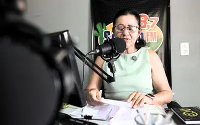 Locutora de rádio comunitária no interior do Ceará: mais informação e cultura local / FOTO: Victor Gaite/MCom