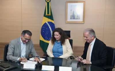 Ministros assinaram portaria para criação de um Grupo de Trabalho com foco em mudar o Programa Calha Norte para o MIDR. (Foto: Carlos Moura/MIDR)