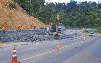 Construção do muro de gabião na BR-280/SC. Foto: Divulgação/DNIT