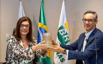 A presidente da Petrobras, Magda Chambriard, e o presidente da Vale, Gustavo Pimenta, durante ato de assinatura. Foto: Carlos Eduardo Livino/Agência Petrobras