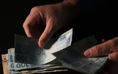 Abono a ser pago tem o valor máximo de um salário mínimo  Foto:José Cruz/Agência Brasil