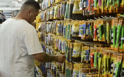 Consumidores precisam pesquisar bem os preços do material escolar. Foto: Rovena Rosa/Agência Brasil Consumidores precisam pesquisar bem os preços do material escolar. Foto: Rovena Rosa/Agência Brasil