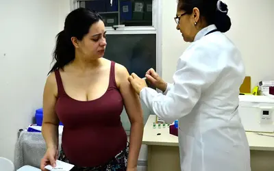 Vacinar a grávida também protege o bebê contra a gripe - Foto: Rovena Rosa/Agência Brasil