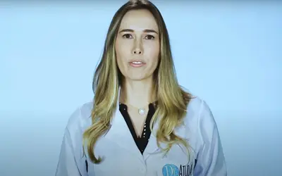 Dermatologista Natasha F. Pecora explica as causas das manchas vermelhas em crianças. Fot0: Reprodução YouTube