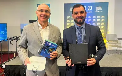 Coordenador do Fórum do Sistema Brasileiro de TV Digital Terrestre (SBTVD), Raymundo Barros, e o secretário de Comunicação Social Eletrônica do Ministério das Comunicações, Wilson Diniz Wellisch. Foto: Divulgação/SET