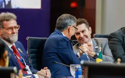 Ministros Waldez Góes e Jader Filho comemoram aprovação de declaração ministerial que sela o compromisso dos países membros e convidados do GTRRD com o tema da redução do risco de desastres. Foto: Márcio Pinheiro/MIDR