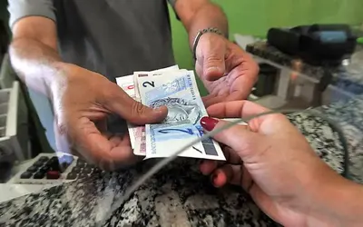 Segundo o Serasa, 43,35% dos brasileiros têm dívidas atrasadas. Foto: Marcello Casal Jr./Agência Brasil Segundo o Serasa, 43,35% dos brasileiros têm dívidas atrasadas. Foto: Marcello Casal Jr./Agência Brasil