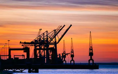 Estudo aponta que reforma tributária pode aumentar em até 20%  tributos sobre importação de bens para pesquisa de petróleo  Foto: wirestock/Freepik