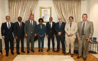 Ministro Carlos Fávaro junto às autoridades angolanas. Foto: Divulgação/MAPA