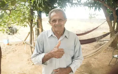 O agricultor Cícero Taveira disse ter dormido com fome, várias vezes, porque não tinha água em casa para fazer comida. Agora, a realidade mudou. (Fotos: Júnior Rosa/MIDR)