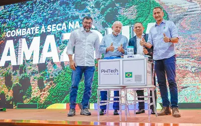Ao lado do ministro Waldez Góes, presidente Lula entrega 150 purificadores de água portáteis para ajudar no fornecimento de água potável às comunidades atingidas pela seca. (Foto: Ricardo Stuckert/PR)