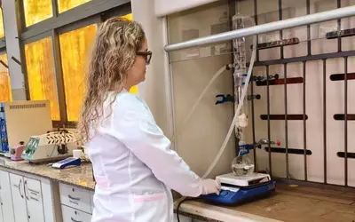 Pesquisadora Kristiane Fanti Del Pino no laboratório da FACFAN da UFMS. Foto: Arquivo pessoal