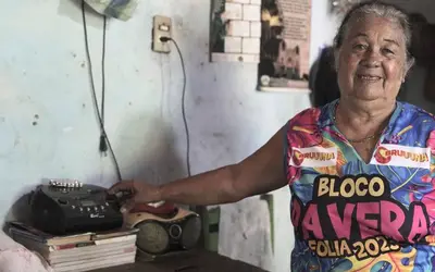 Ouvinte sintoniza Rádio Sertão FM, em Forquilha, no interior do Ceará / FOTO: Victor Gaite/MCom