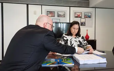 Representantes da CNM entregam ofício à equipe do senador Eduardo Braga, (MDB-AM) - relator do texto no Senado. Foto: Arquivo/CNM