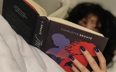 Ellen Paula, de 24 anos, lendo Jane Eyre, de Charlotte Brontë. Foto: Nathália Guimarães