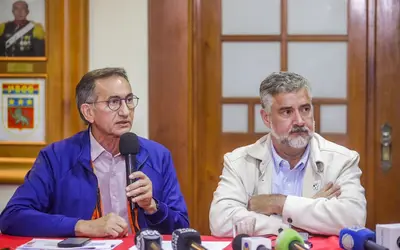 No RS, ministro Waldez Góes participa de reuniões e reforça portaria que permite ajuda imediata aos municípios   LOC:  O ministro da Integração e do Desenvolvimento Regional, Waldez Góes, teve mais um dia de reuniões no Rio Grande do Sul nesta sexta-feira, 10 de maio.   Até o momento, 124 planos de trabalho foram aprovados e R$ 40,3 milhões repassados pelo ministério para o estado desde o início do desastre.  Waldez aproveitou para reforçar a portaria publicada pelo ministério que permite a liberação sumária de recursos federais para ações de socorro e assistência às vítimas.   A medida vale apenas para reconhecimentos de estado de calamidade pública.   SONORA MINISTRO WALDEZ GÓES “É a primeira vez num evento, aqui no Rio Grande do Sul, que fizemos uma mudança da portaria ministerial .... façam a requisição de um valoro logo pro ministério... necessitando dos mais diversos produtos de assistência humanitária”  (TC: 3:55 até 5:03)  LOC: De acordo com a portaria, o valor máximo repassado aos municípios brasileiros afetados por algum desastre só pode ser liberado conforme o número de habitantes das cidades e mediante ofício encaminhado pelas prefeituras.  As cidades com até 50 mil pessoas podem receber R$ 200 mil. Os municípios com 50.001 a 100 mil habitantes terão disponíveis R$ 300 mil. Por fim, cidades com mais de cem mil moradores podem receber R$ 500 mil.  Até o momento, 397 municípios gaúchos tiveram o reconhecimento federal de estado de calamidade pública decretados de forma sumária.  Para saber mais sobre as ações do Governo Federal em Proteção e Defesa Civil, acesse mdr.gov.br.  Reportagem, Manuela Rolim