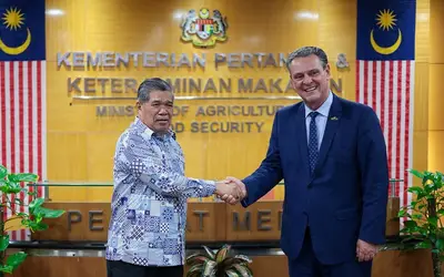 Ministro Carlos Fávaro (à direita) e o ministro da Agricultura e Segurança Alimentar da Malásia, Mohamad Sabu (à esquerda). Foto: Divulgação/Mapa