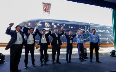 Representantes das empresas CBMM, Toshiba e Volkswagen Caminhões e Ônibus comemoram o lançamento inédito no mundo. Foto: Arquivo CBMM Representantes das empresas CBMM, Toshiba e Volkswagen Caminhões e Ônibus comemoram o lançamento inédito no mundo. Foto: Arquivo CBMM