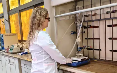 Pesquisadora Kristiane Fanti Del Pino no laboratório da FACFAN da UFMS. Foto: Arquivo pessoal