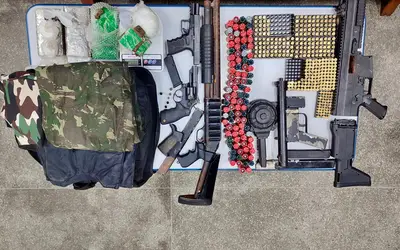PM apreendeu 5 armas e 431 munições em Jequié (BA), na quinta-feira (18), após trocas de tiros com criminosos. Foto: PMBA