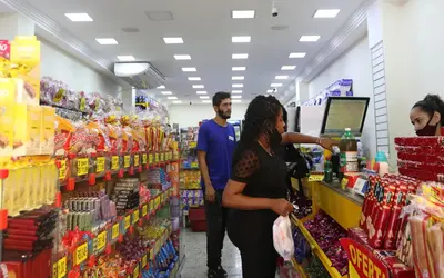 Especialistas acreditam que preços nos supermercados podem subir, em virtude das enchentes no RS  Foto: Tânia Rêgo/Agência Brasil