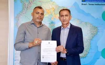 Ministro Waldez Góes apresentou ao prefeito de Calçoene, Wesley Chumber, o reconhecimento de situação de emergência da cidade. (Foto: Márcio Pinheiro/MIDR)