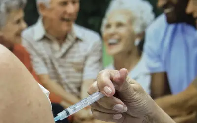Por questões técnicas, idosos estão fora da campanha de vacinação contra dengue. Foto: Marcelo Camargo/Agência Brasil Por questões técnicas, idosos estão fora da campanha de vacinação contra dengue. Foto: Marcelo Camargo/Agência Brasil