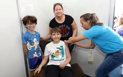 Daniele Belizário levou os dois filhos para a vacinação na UBS 2, do Guará (DF). Foto: Sandro Araújo/Agência Saúde Daniele Belizário levou os dois filhos para a vacinação na UBS 2, do Guará (DF). Foto: Sandro Araújo/Agência Saúde
